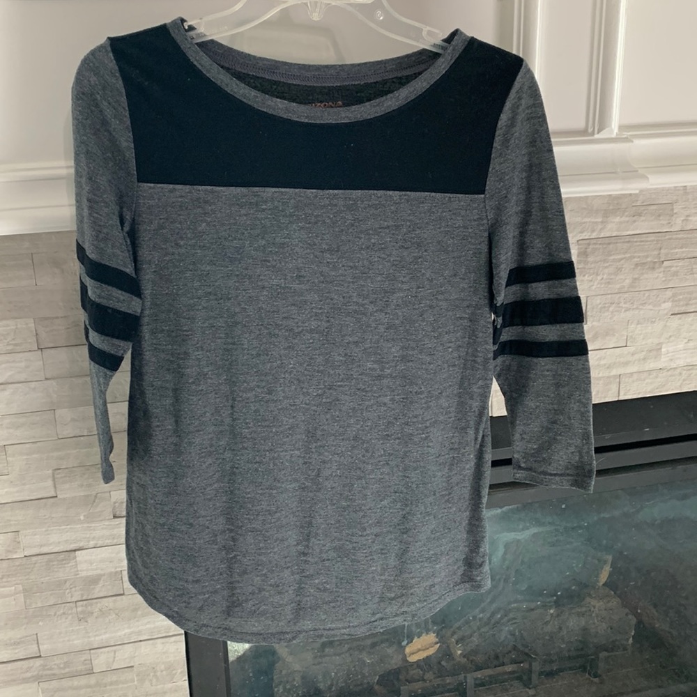 Arizona Jeans Co. grey and black tee